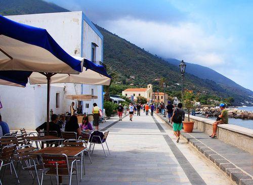 FEAST - Eolie Islands, Lingua