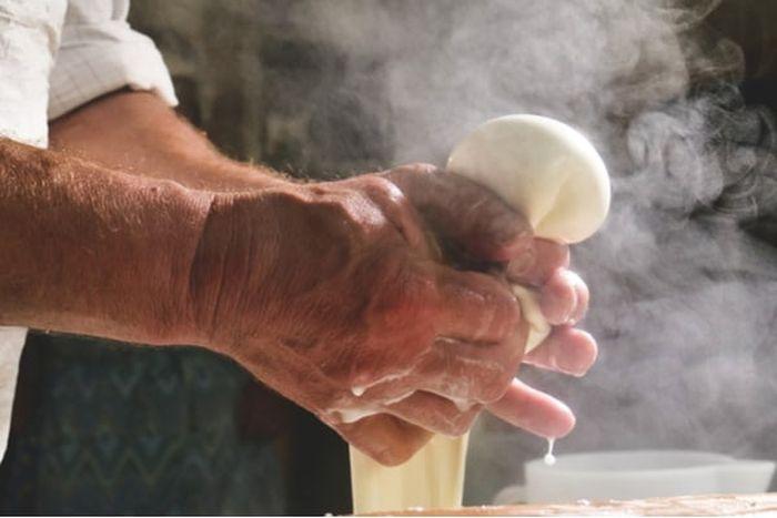 FEAST mozzarella making class